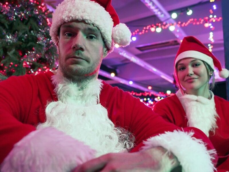 Jingle Bell Heist reparto película navideña de Netflix