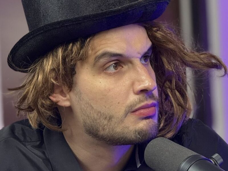 Adrián Marcelo anuncia retiro indefinido de la comedia por divorcio