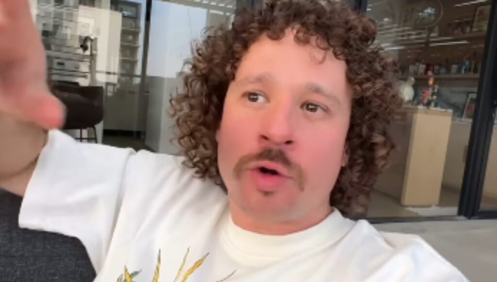 Luisito Comunica es agredido en marcha