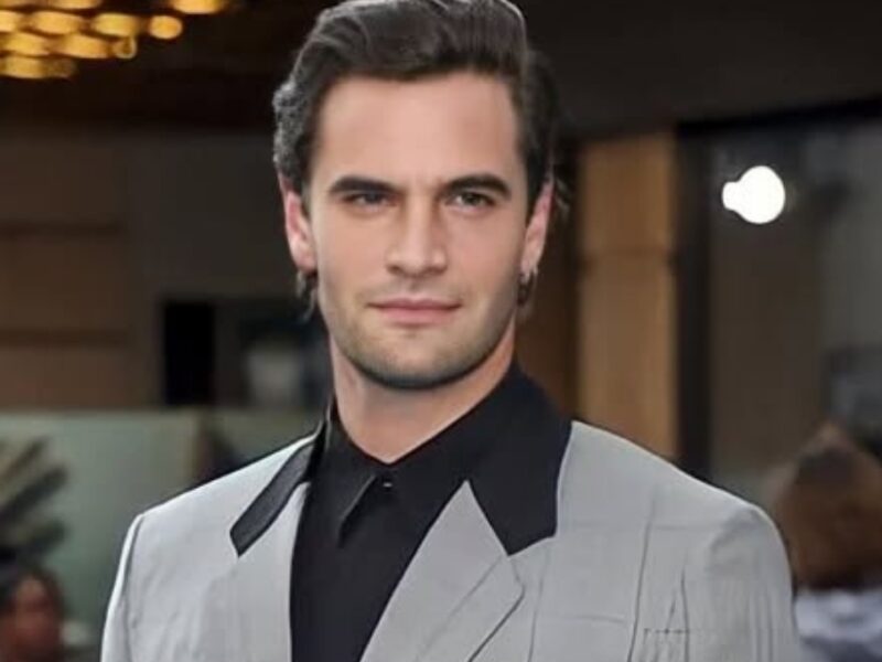Tom Bateman protagoniza 'La hipótesis del amor'
