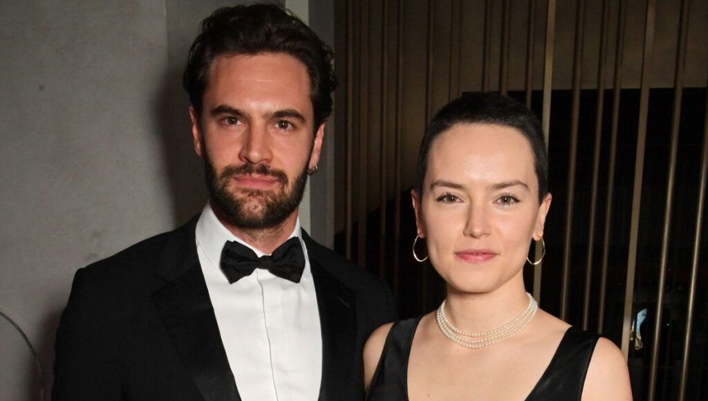 Esposa de Tom Bateman, el actor de 'La hipótesis del amor'.