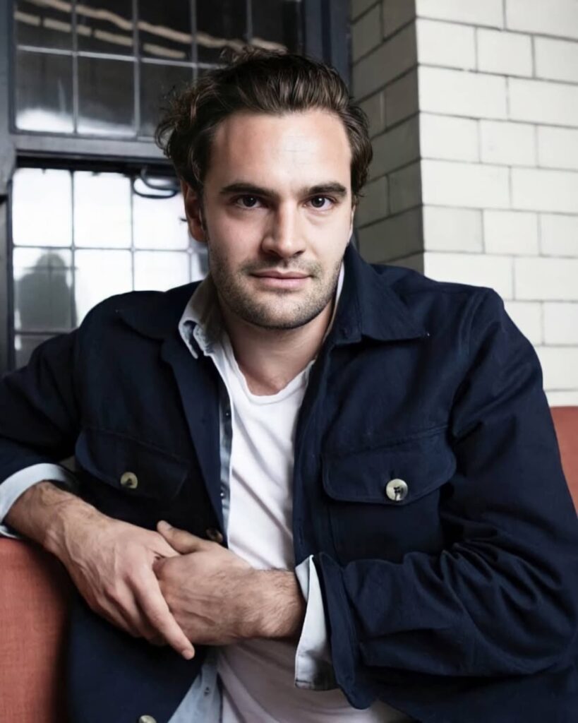 Tom Bateman protagonizará 'La hipótesis del amor'.