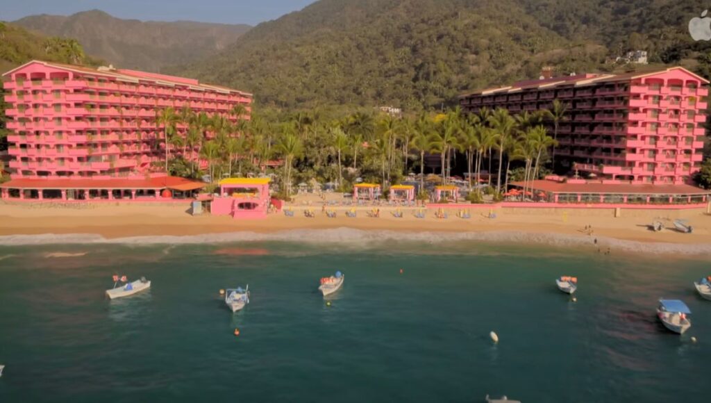 Hotel rosa de la serie de apple TV Acapulco