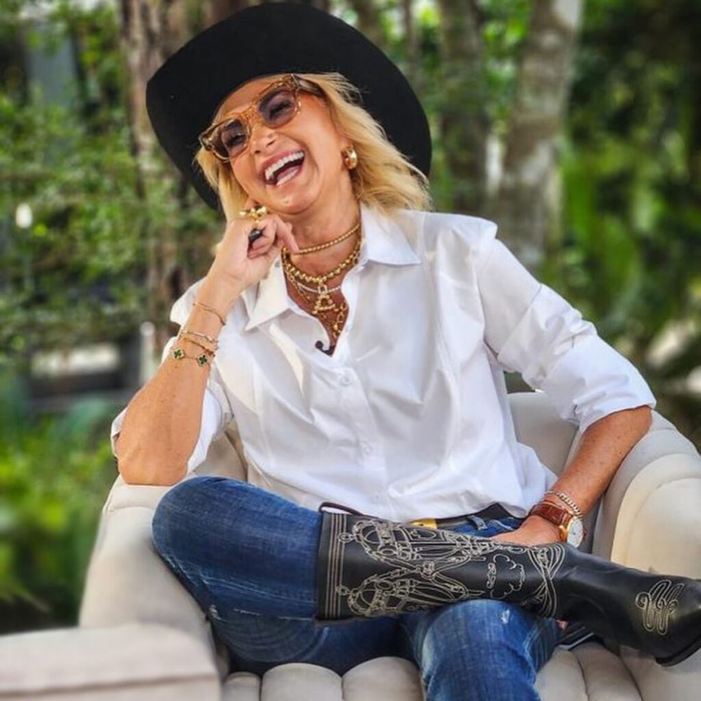 Adela Micha buscaría a Cazzu para una entrevista