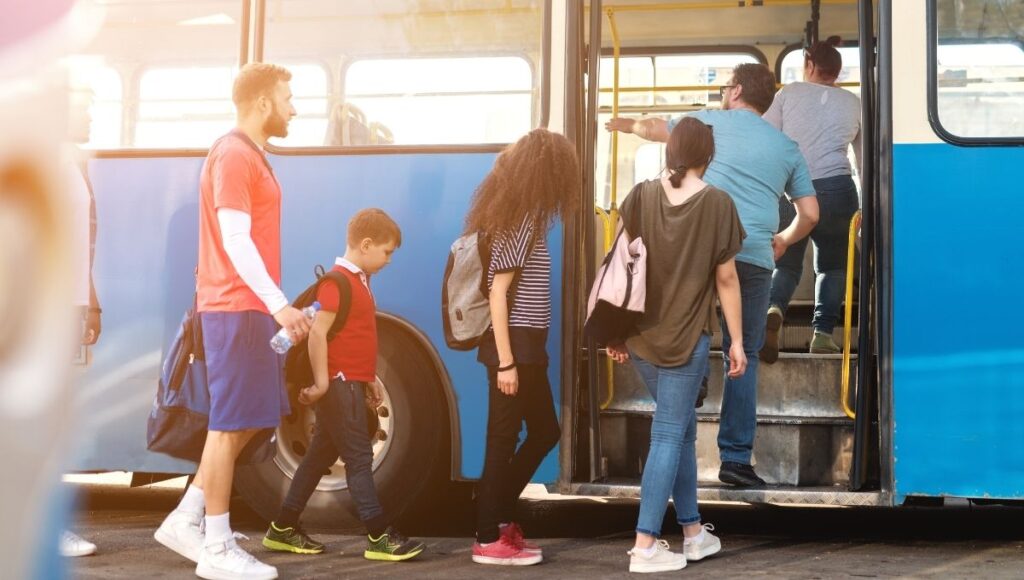 Precios de transporte escolar en Nuevo León para el regreso a clases 2025-2026