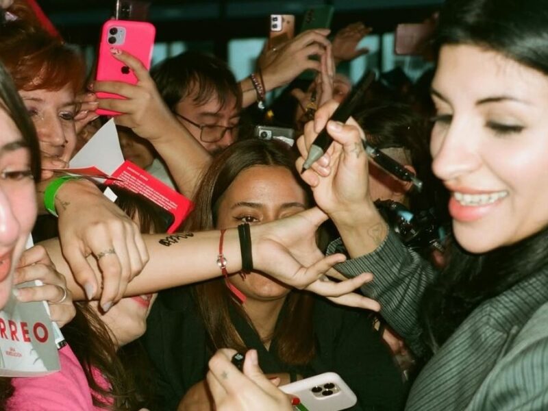 Cazzu hace sold out firma de libros en CDMX