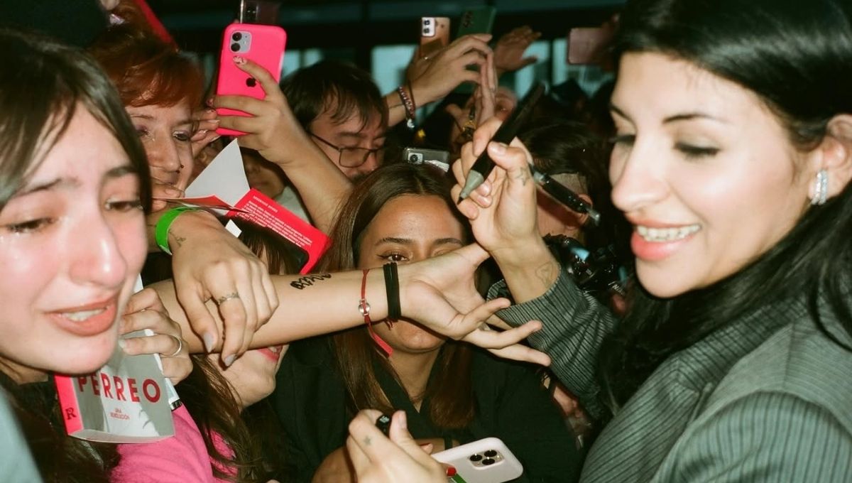 Cazzu hace sold out firma de libros en CDMX