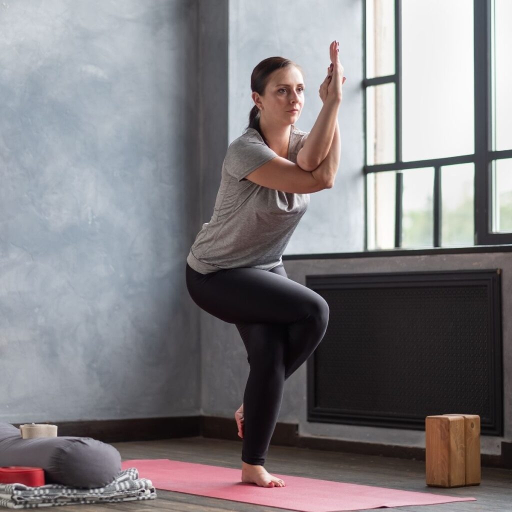 cual posicion de yoga mejora el equilibrio