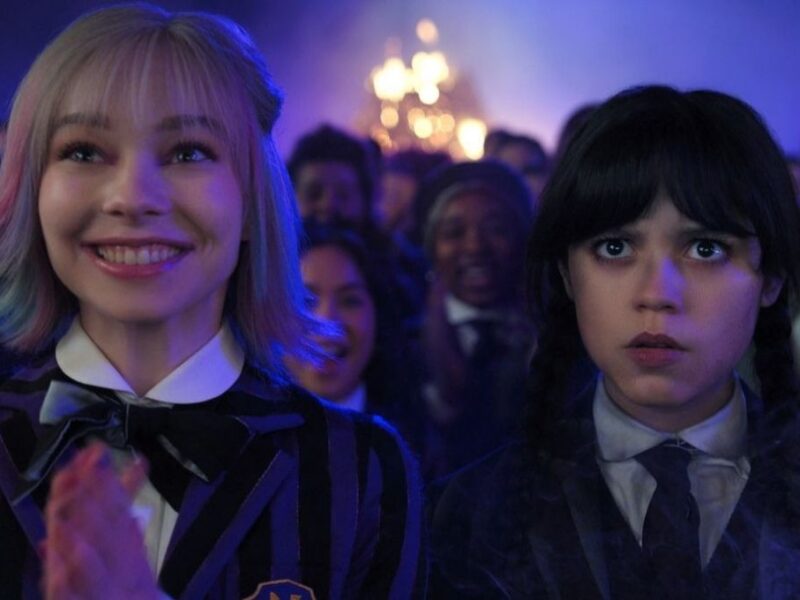 el caminito de argentina se pinta de negro por el estreno de la temporada 2 de merlina