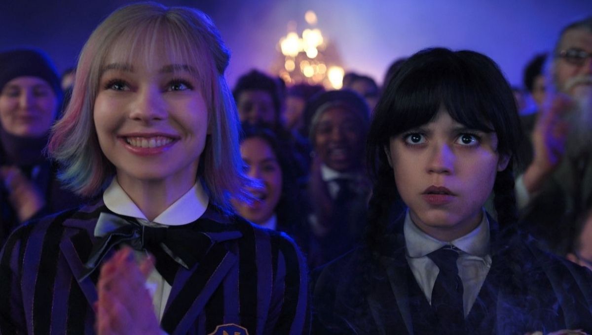 el caminito de argentina se pinta de negro por el estreno de la temporada 2 de merlina
