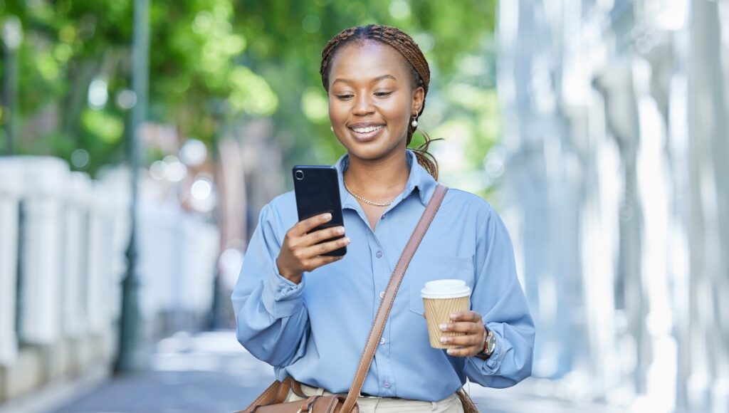 Borra WhatsApp para recuperar espacio en el celular.