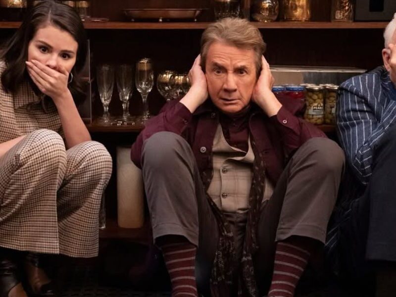 Los protagonistas, Selena Gomez, Martin Short y Steve Martin, se encuentran agachados y se cubren la boca, los oídos y los ojos, imitando a los tres monos sabios.