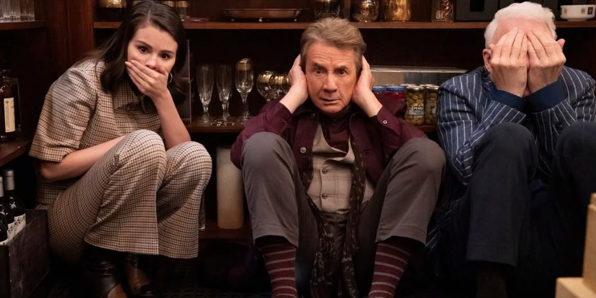 Los protagonistas, Selena Gomez, Martin Short y Steve Martin, se encuentran agachados y se cubren la boca, los oídos y los ojos, imitando a los tres monos sabios.
