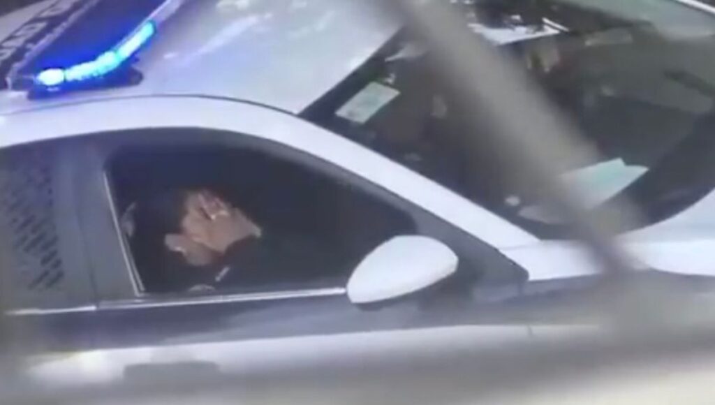 ¿Qué pasará con los policías de CDMX descubiertos teniendo relaciones dentro de patrulla?