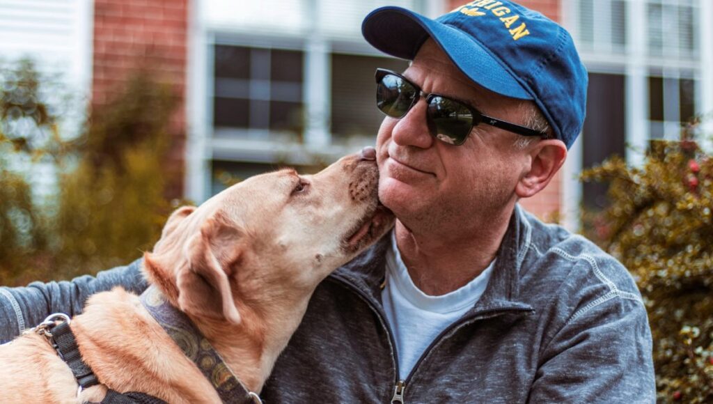 Razones por las que un perro lame a las personas