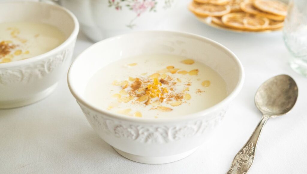 ¿Qué beneficios tiene el té de manzanilla con leche?