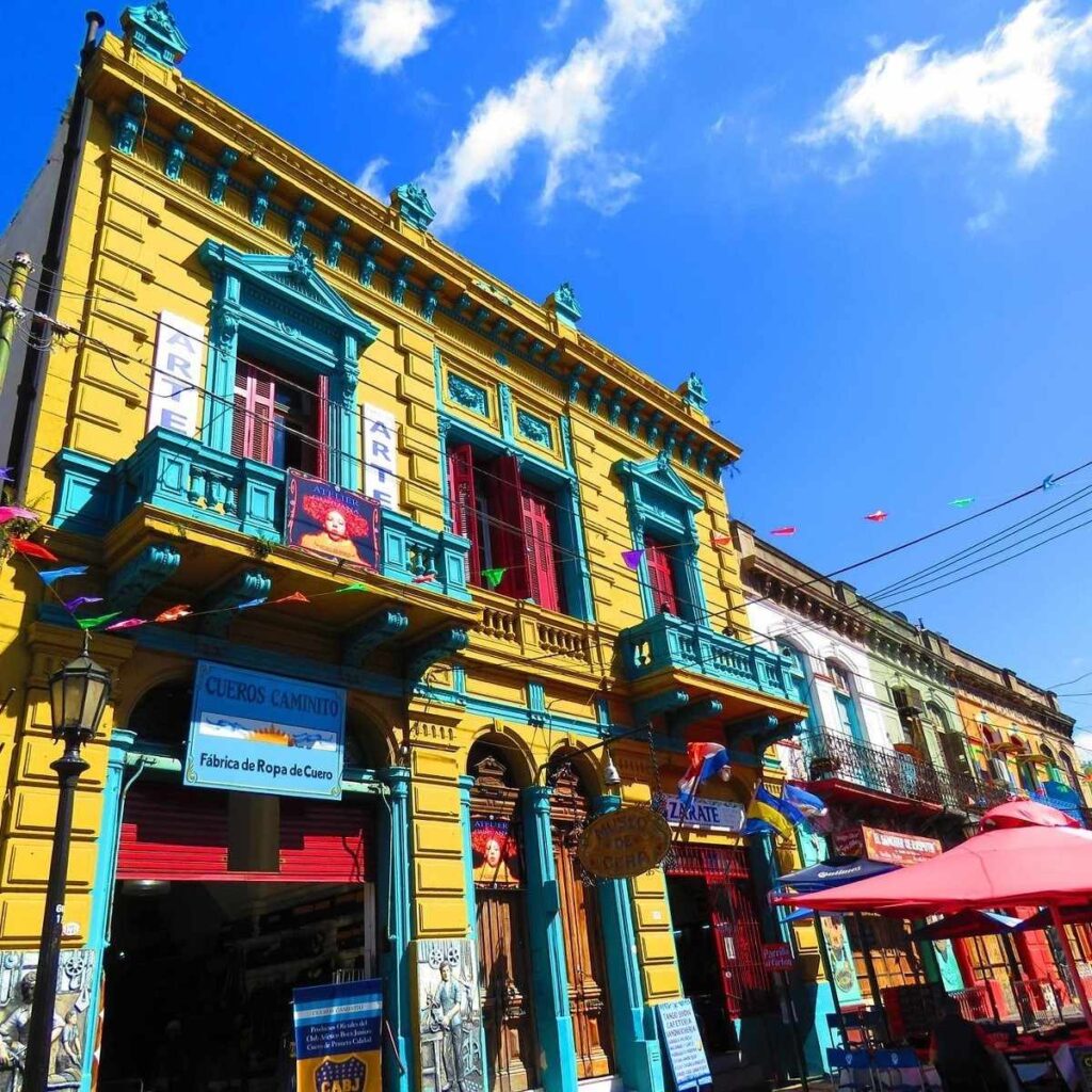 que lugar de argentina se pinto de negro por la serie de merlina