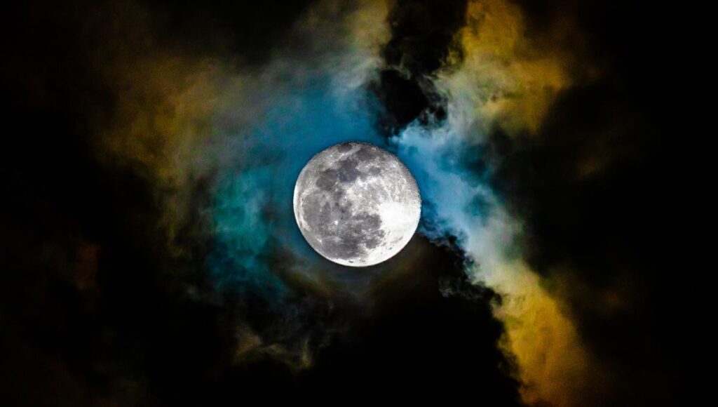 Calendario de eventos astronómicos con super luna de la cosecha y lluvia de estrellas en octubre 2025