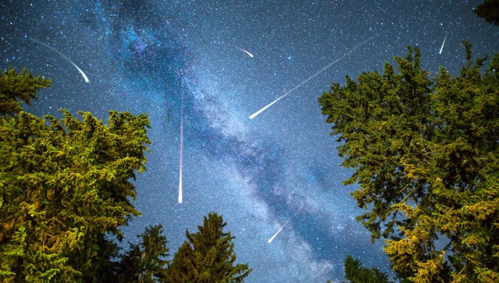 Calendario de eventos astronómicos con super luna de la cosecha y lluvia de estrellas en octubre 2025