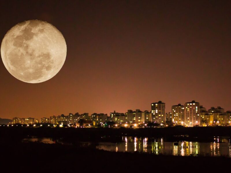 Calendario de eventos astronómicos con super luna de la cosecha y lluvia de estrellas en octubre 2025
