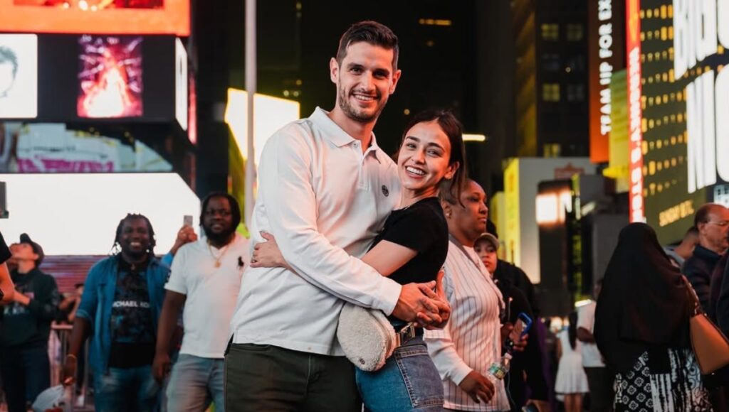 Esposa de Adrián Marcelo se muestra con anillo