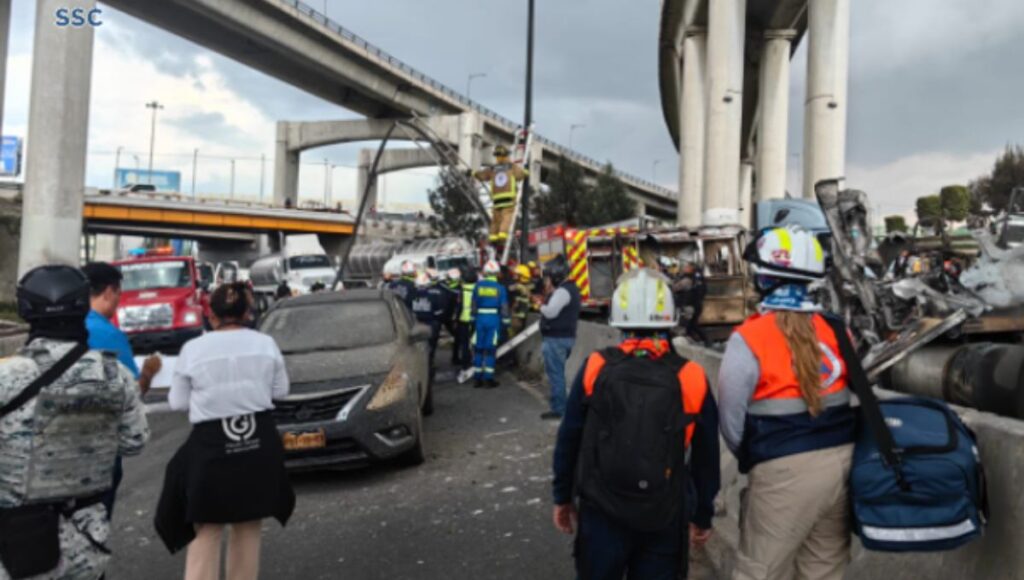 Video de la explosión de una pipa en el Puente de la Concordia en la Calzada Zaragoza en la CDMX