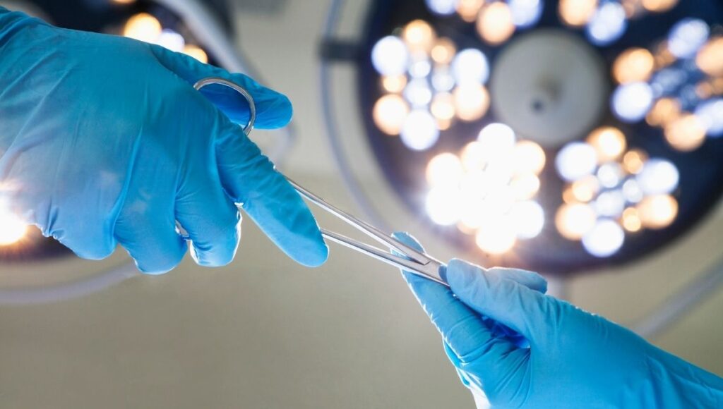 a los cuantos años es seguro hacerse una cirugia estetica