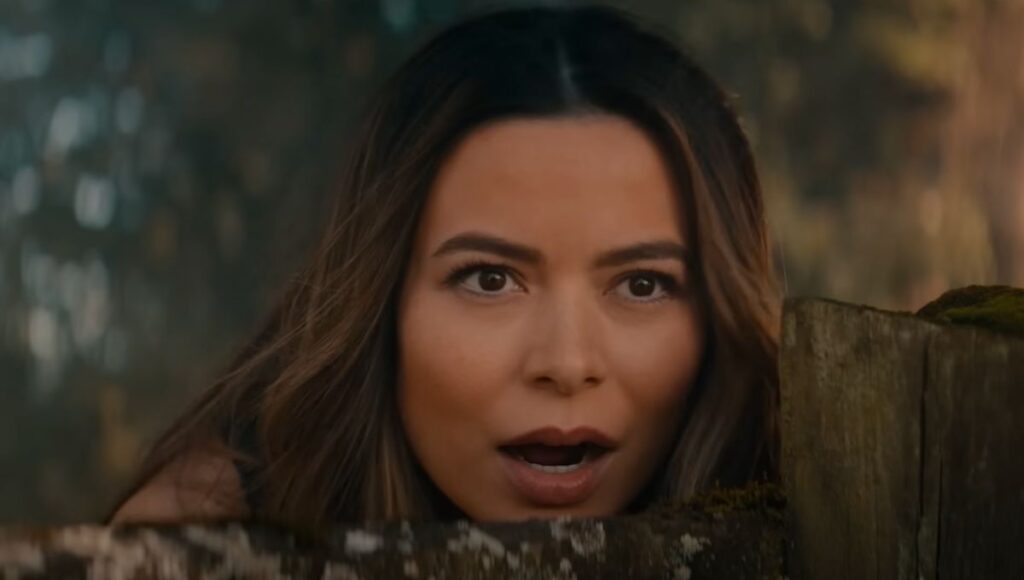 Miranda Cosgrove en la película El otro París