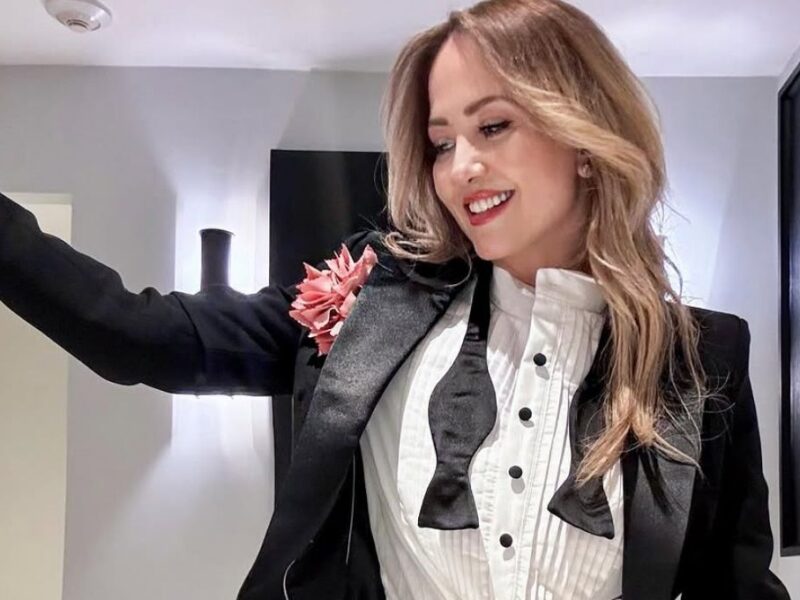 ¿romance? Andrea Legarreta recibe serenata en Hoy