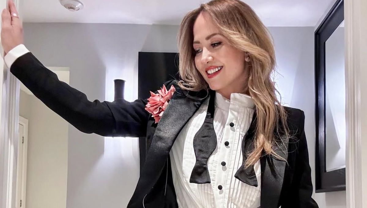 ¿romance? Andrea Legarreta recibe serenata en Hoy