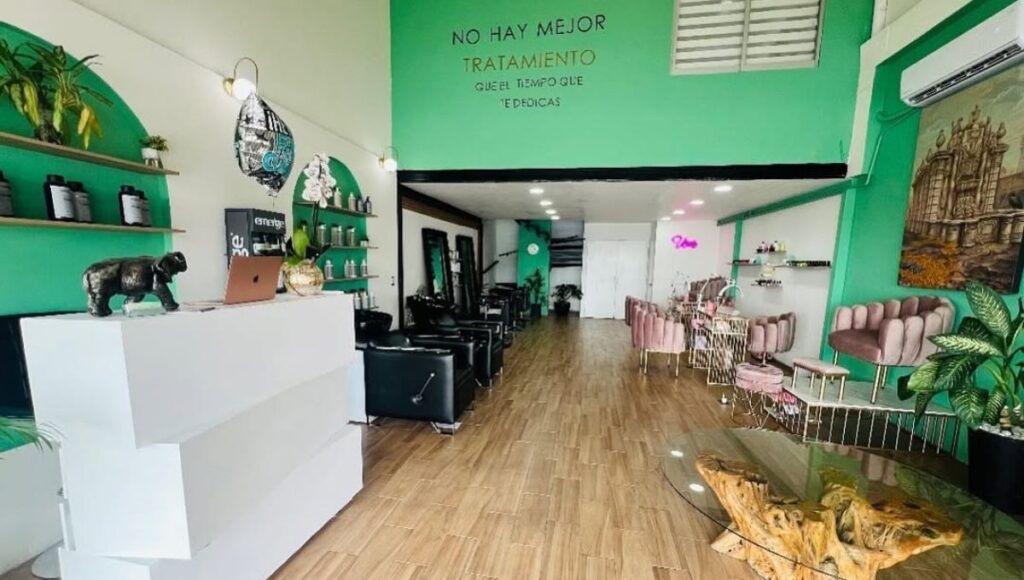 Exhiben salón de belleza de Valeria Márquez luego de su asesinato