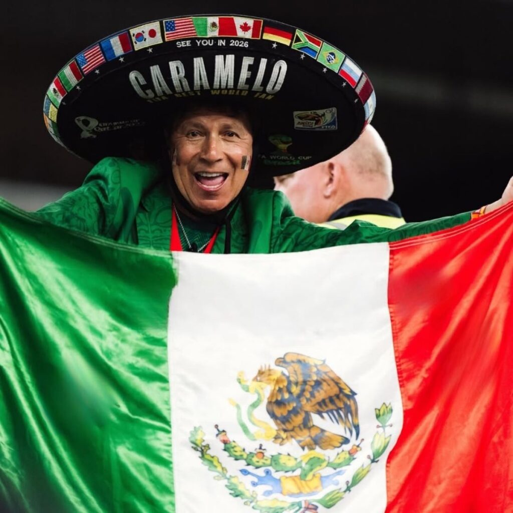 a que se dedica caramelo el aficionado de mexico