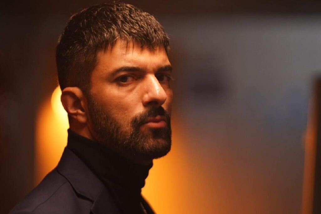 Edad, estatura y pareja de Engin Akyürek actor de Amor y Riqueza