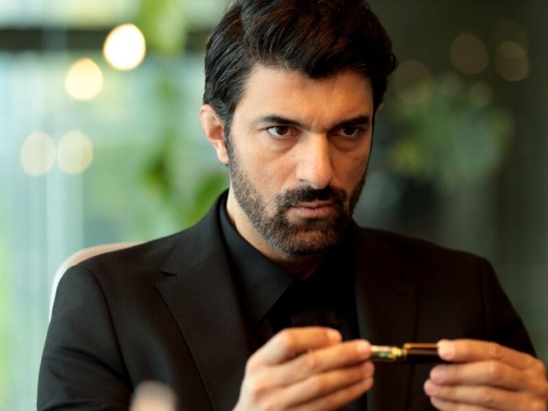Edad, estatura y pareja de Engin Akyürek actor de la serie Amor y riqueza de Netflix