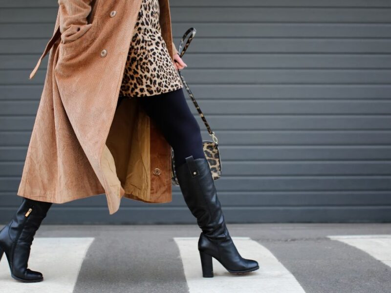 Looks con botas y cazadoras otoño 2025