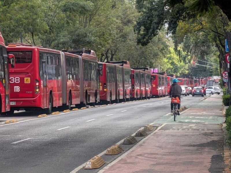 Estaciones del Metrobús permanecen cerradas en Insurgentes