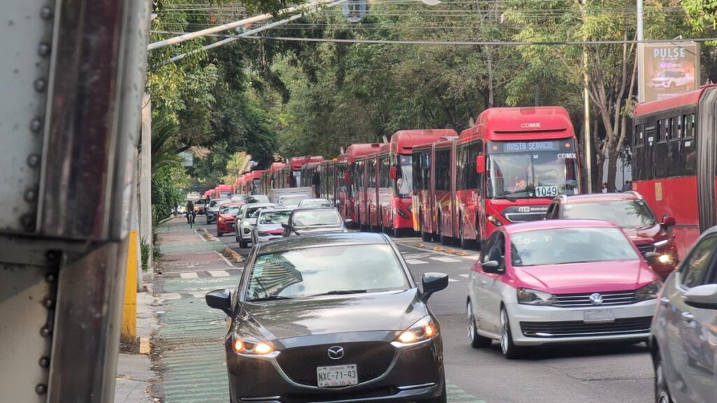 Estaciones del Metrobús permanecen cerradas en Insurgentes