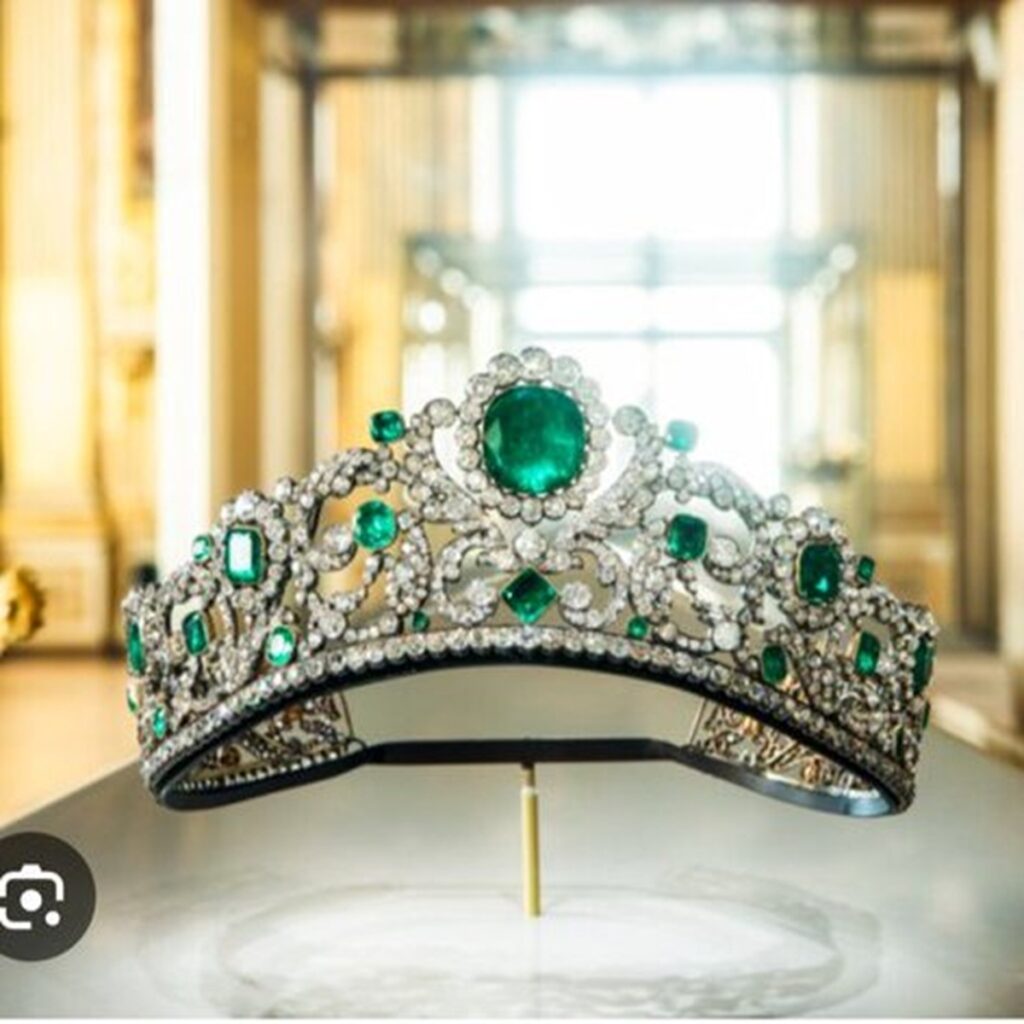 Desaparecen las joyas históricas de Napoleón del Museo Louvre