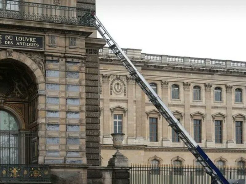 Desaparecen las joyas históricas de Napoleón del Museo Louvre