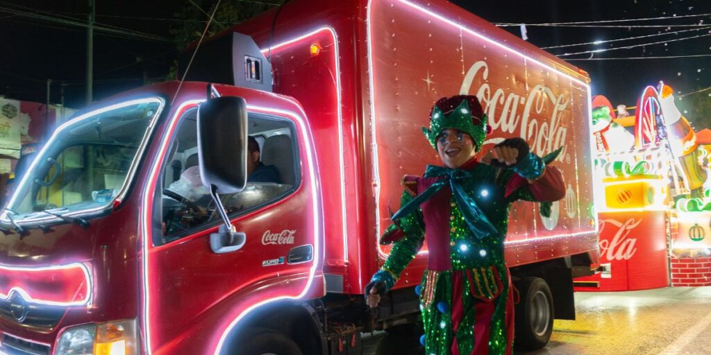Fotografía de la Caravana Coca-Cola en Toluca como parte de su estrategia para reavivar el espíritu navideño 2025