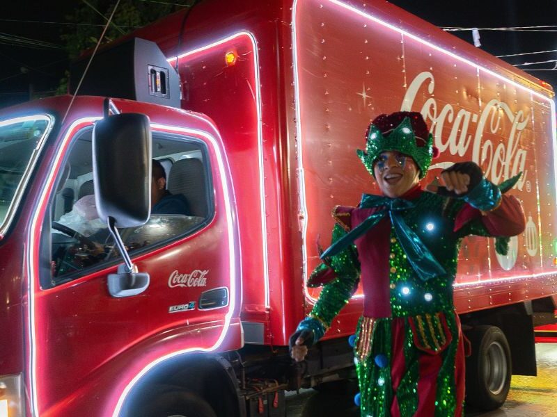 Fotografía de la Caravana Coca-Cola en Toluca como parte de su estrategia para reavivar el espíritu navideño 2025