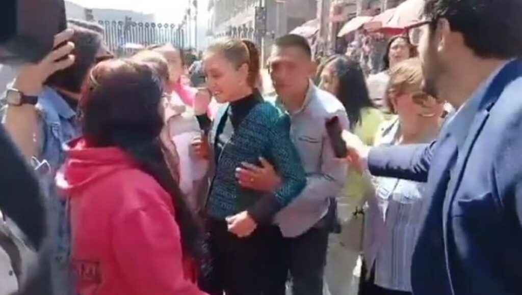 Claudia Sheinbaum es acosada durante un acto público en el Centro Histórico de CDMX