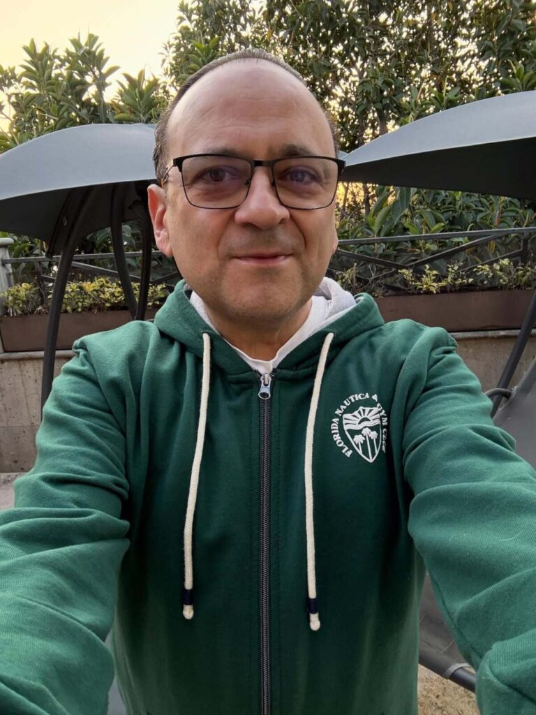 Cuántos años tiene Lalo España y cómo se llama su personaje en Quién es la Máscara