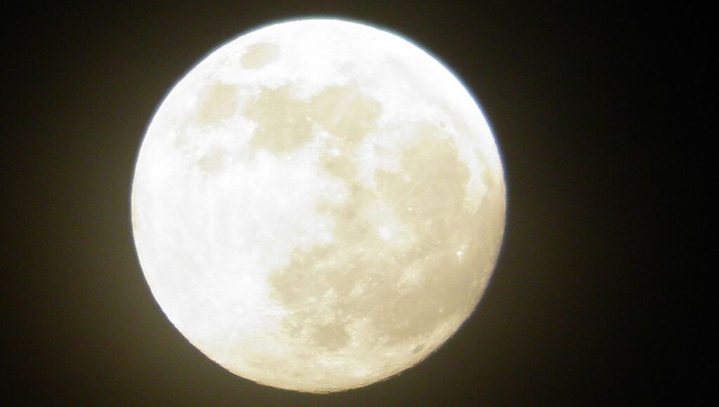 A qué hora y cómo ver la última Luna Llena de 2025 en México