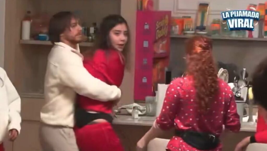 Fer Alucín y la Cukis se pelean broma en La Pijamada Viral