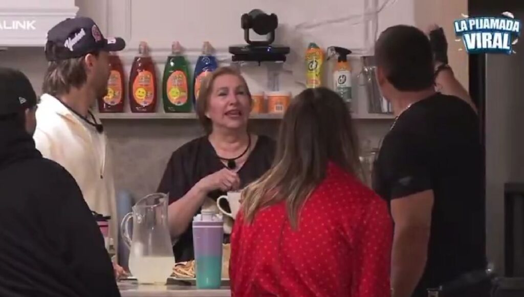 Pelea de Konan y Doña Alegría en La Pijamada Viral