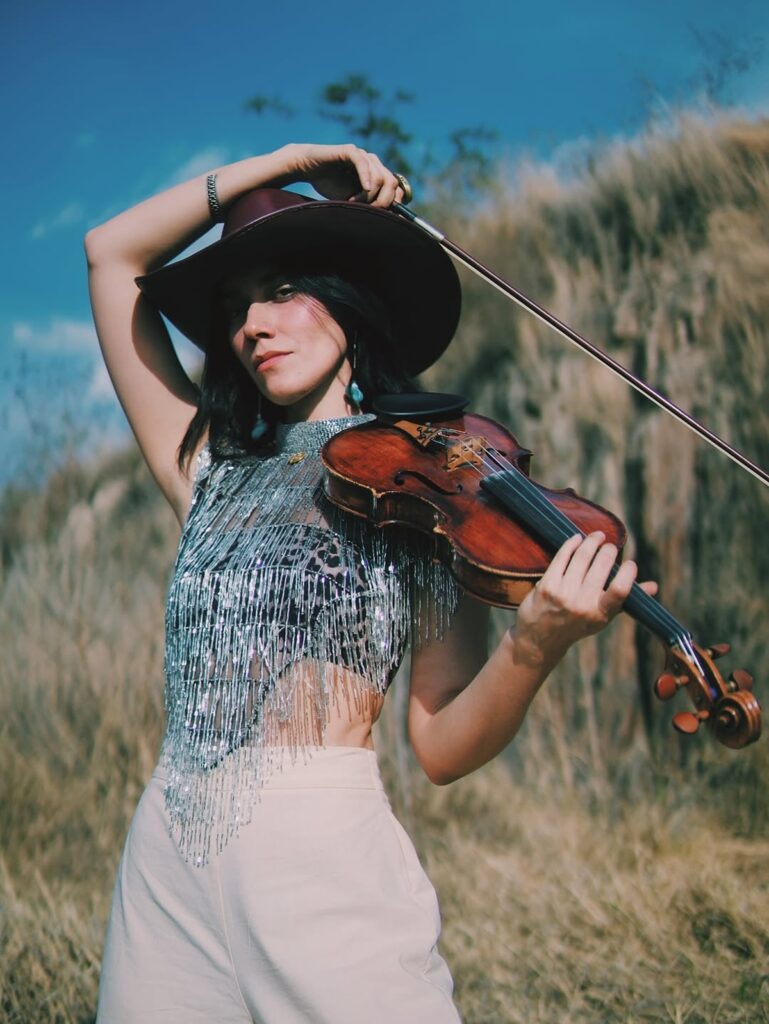 Quién es Esmeralda Canape violinista de Nodal