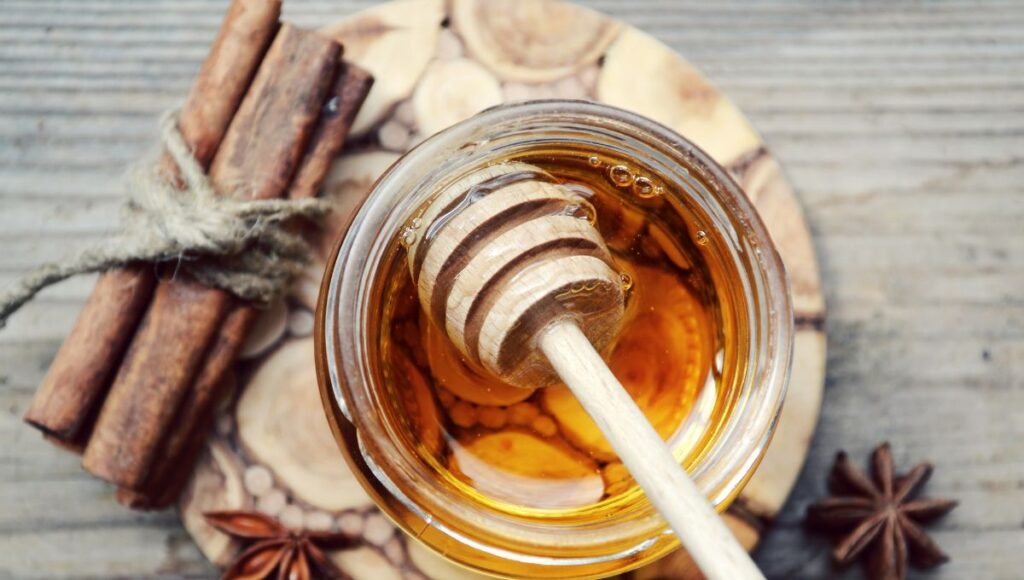 ritual de canela con miel para atraer el amor en 2026