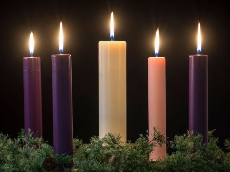 Significado de la vela blanca en la Corona de Adviento y oración
