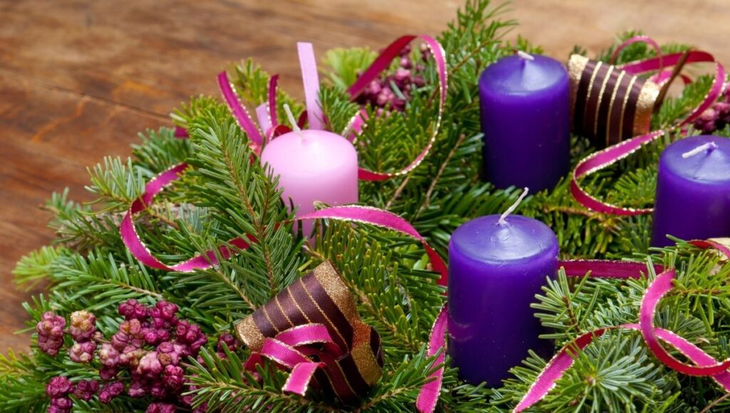 qué significa la Vela morada en la corona de Adviento